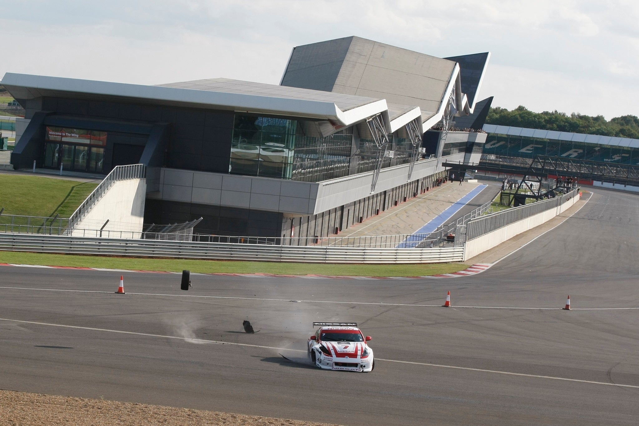 The Italian driver loses the front-right wheel of his 370z NISMO after the accident