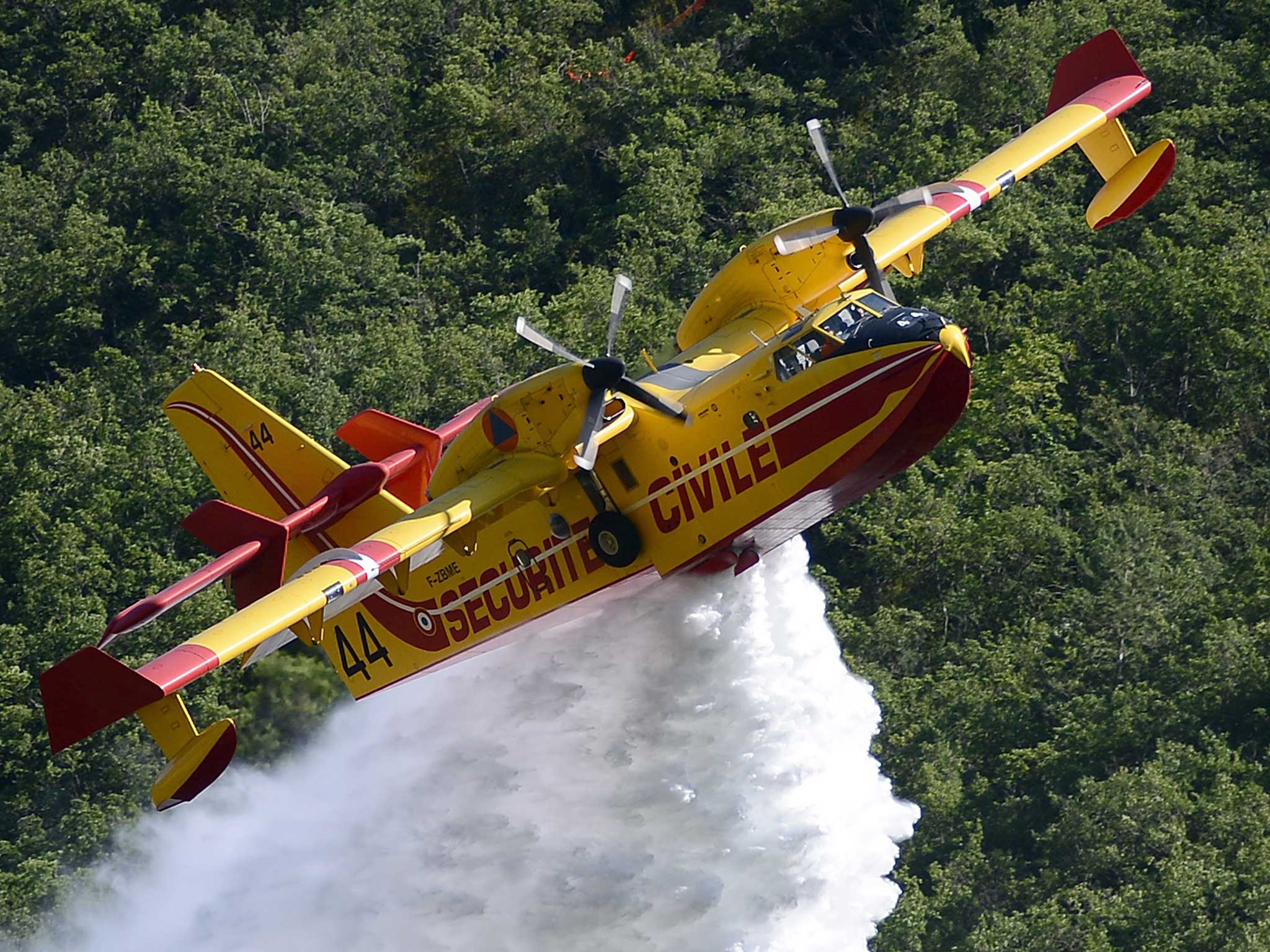 A plane similar to the one used to drop water on the Belgium man