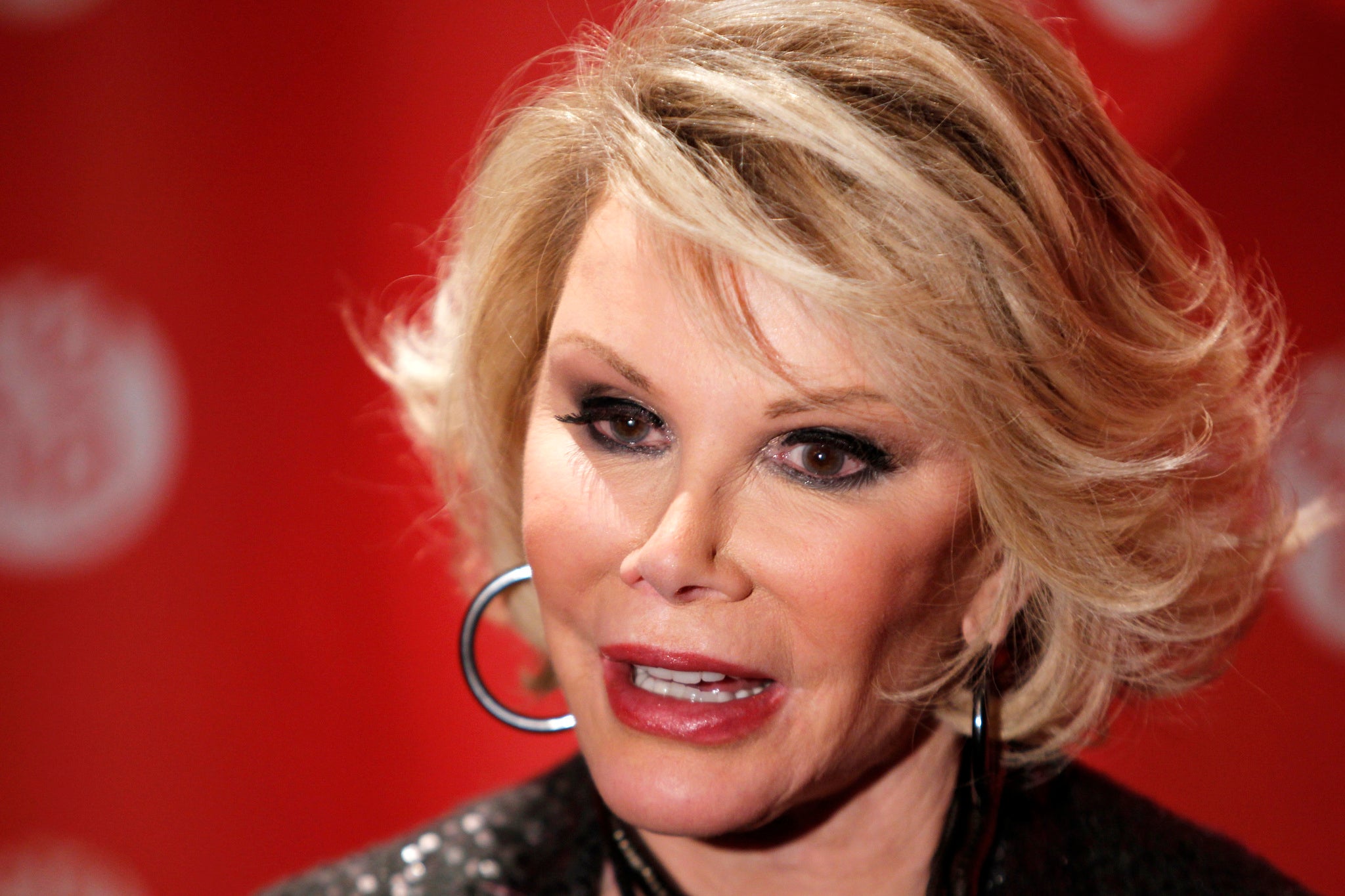 Joan Rivers has reportedly been hospitalised after she stopped breathing during surgery