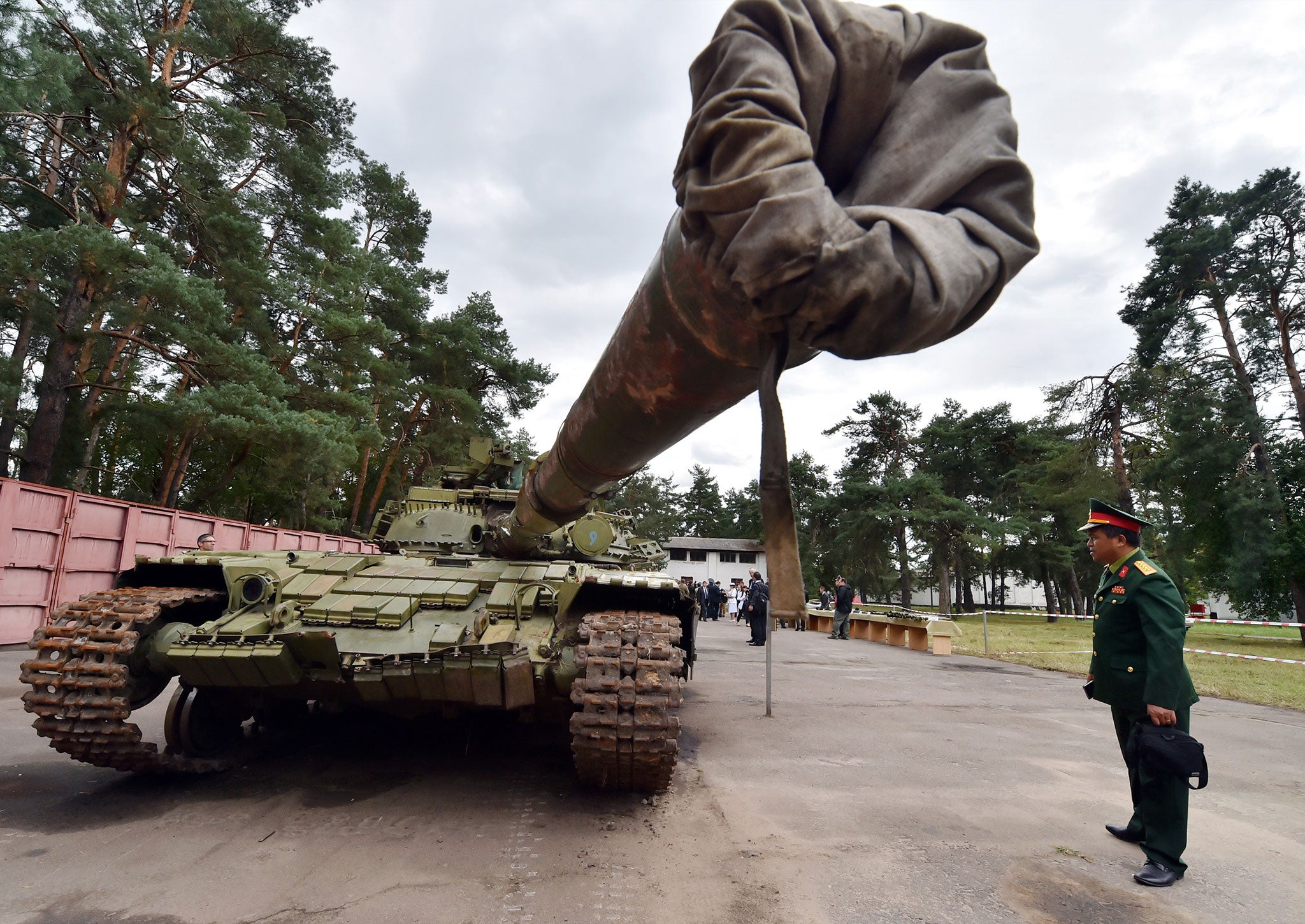 A military attache examines a Russian T-64BV tank displayed in Kiev on August 29, 2014. Russian weapons and artillery, seized by Ukrainian forces from pro-Russian separatists