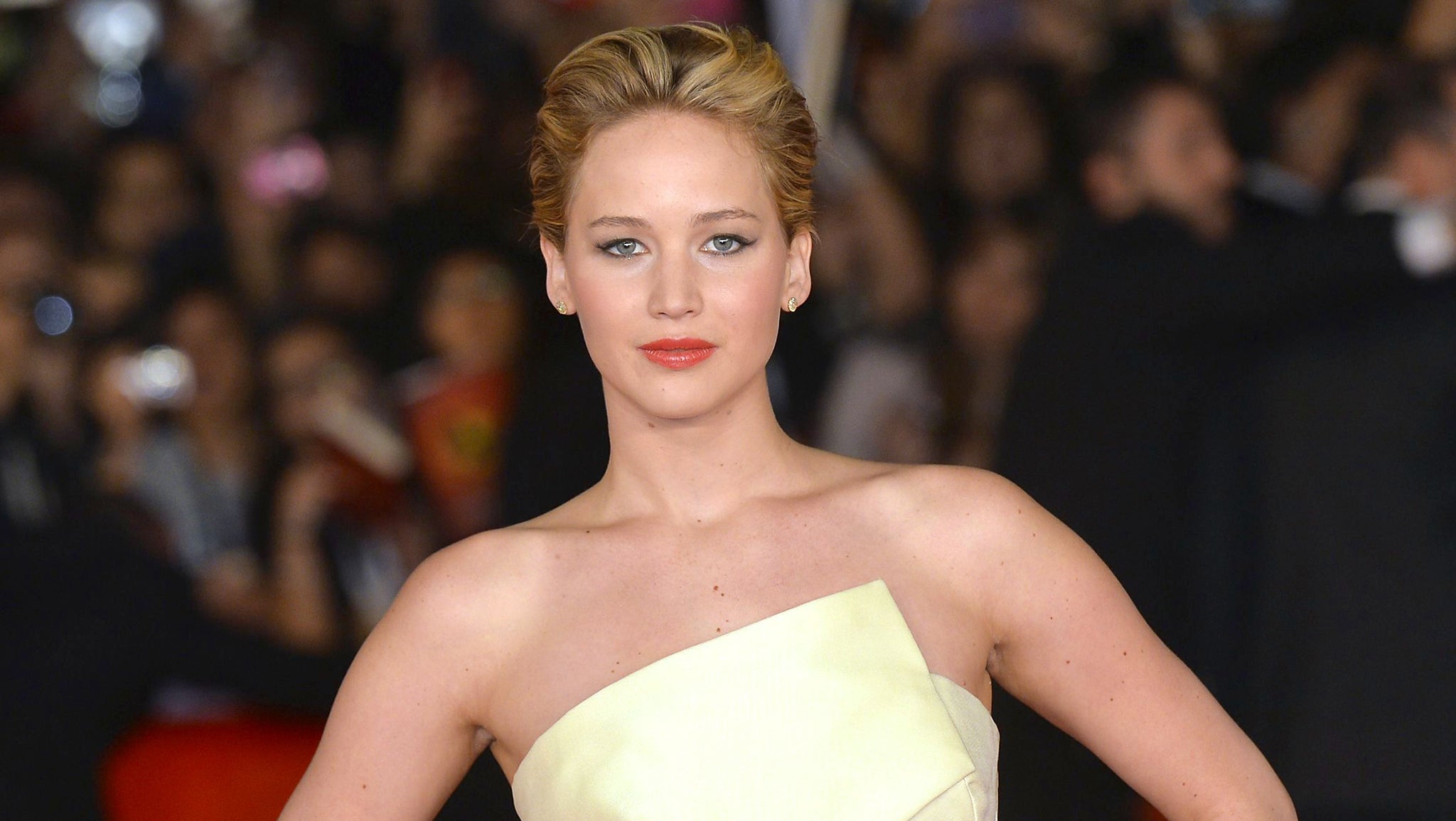 Naked pictures of Jennifer Lawrence and other stars leak 