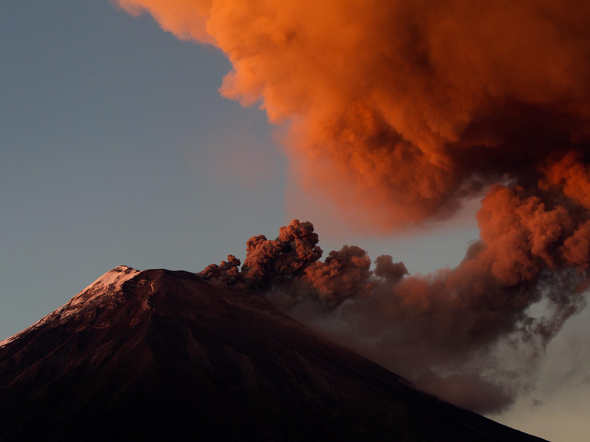 The Tungurahua volcano remains in 'high activity' according to authorities and more than a hundred volunteers have arrives to the site, coordinated by authorities, due the increase of the activity of the volcano