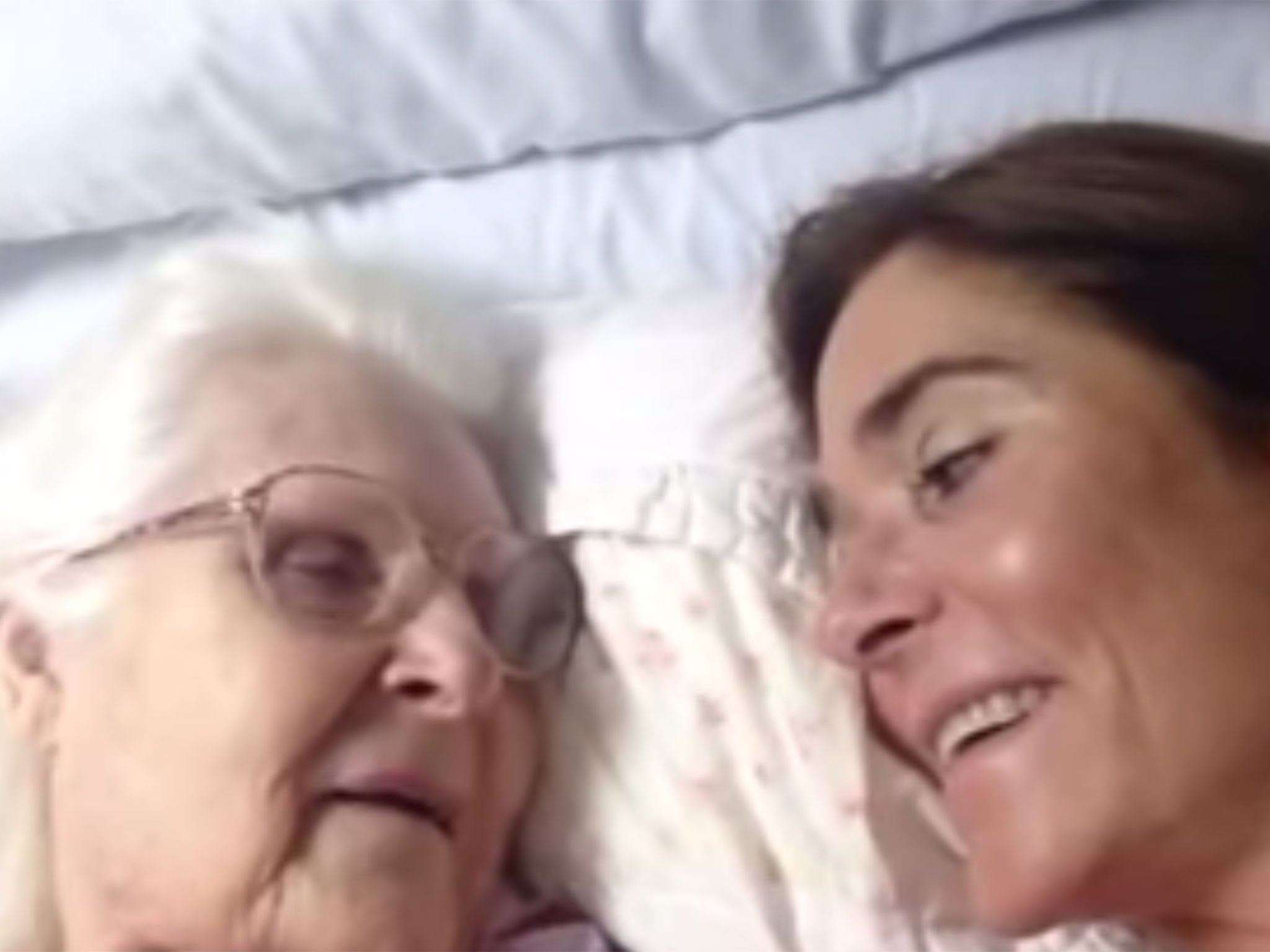 An 87-year-old Alzheimer's patient briefly remembers who her daughter is in a heart-warming video.