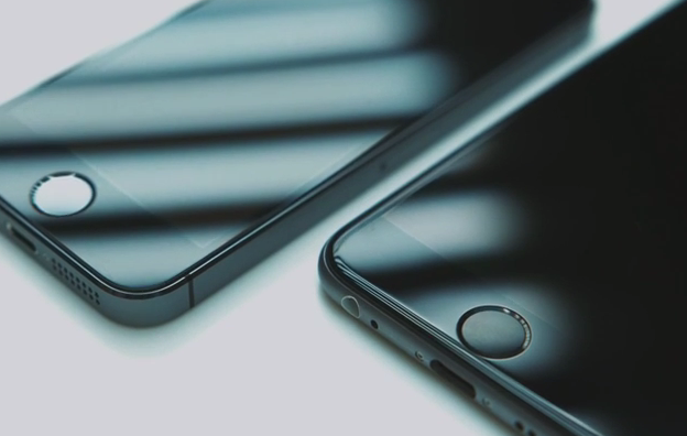 A still from the video showing the iPhone 6 (right) next to the smaller iPhone 5s.