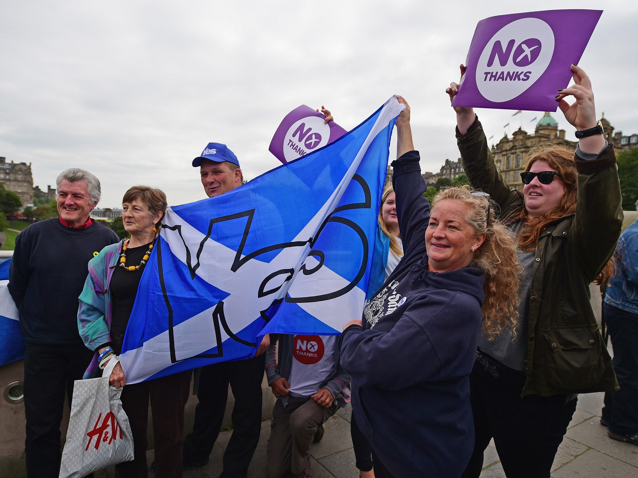 Yes and No supporters gather in Edinburgh on Tuesday