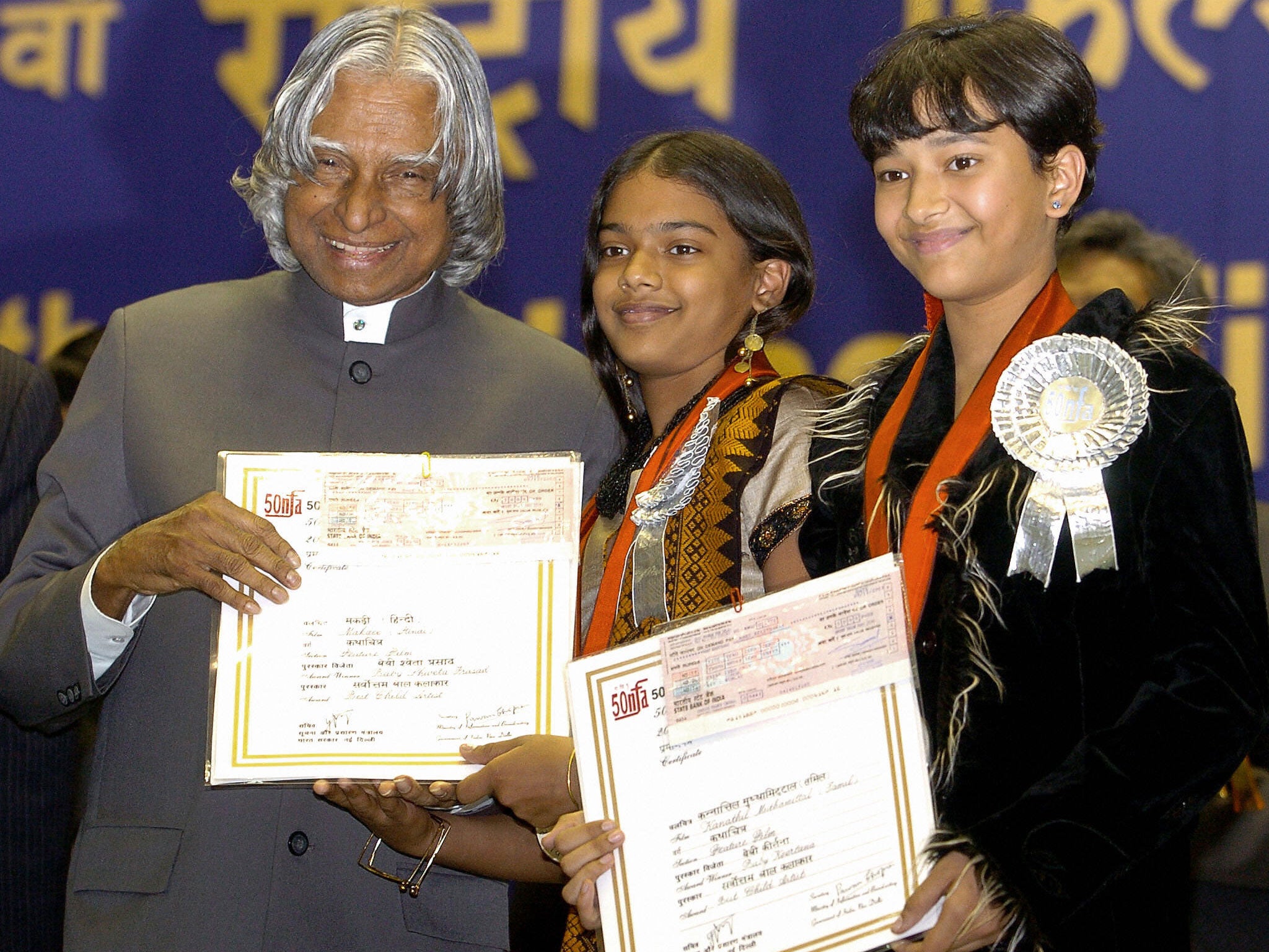 Indian President A. P. J. Abdul Kalam poses with Best Child Artists Sjweta Prasad (R) and Keertana (C) during the 2003 National Film Awards