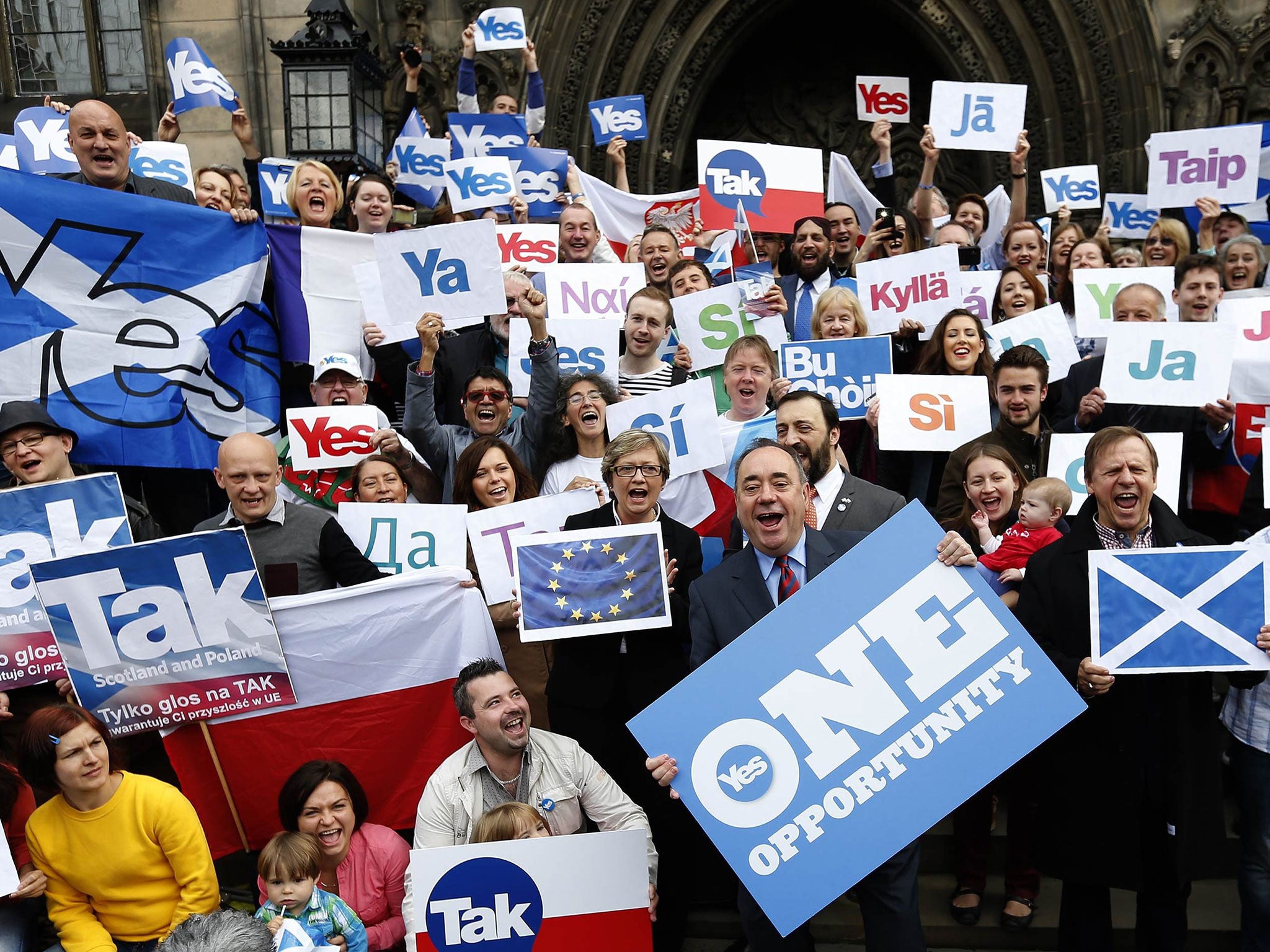 Scotland's First Minister Alex Salmond (front C) poses with supporters of the 'Yes Campaign', in Edinburgh