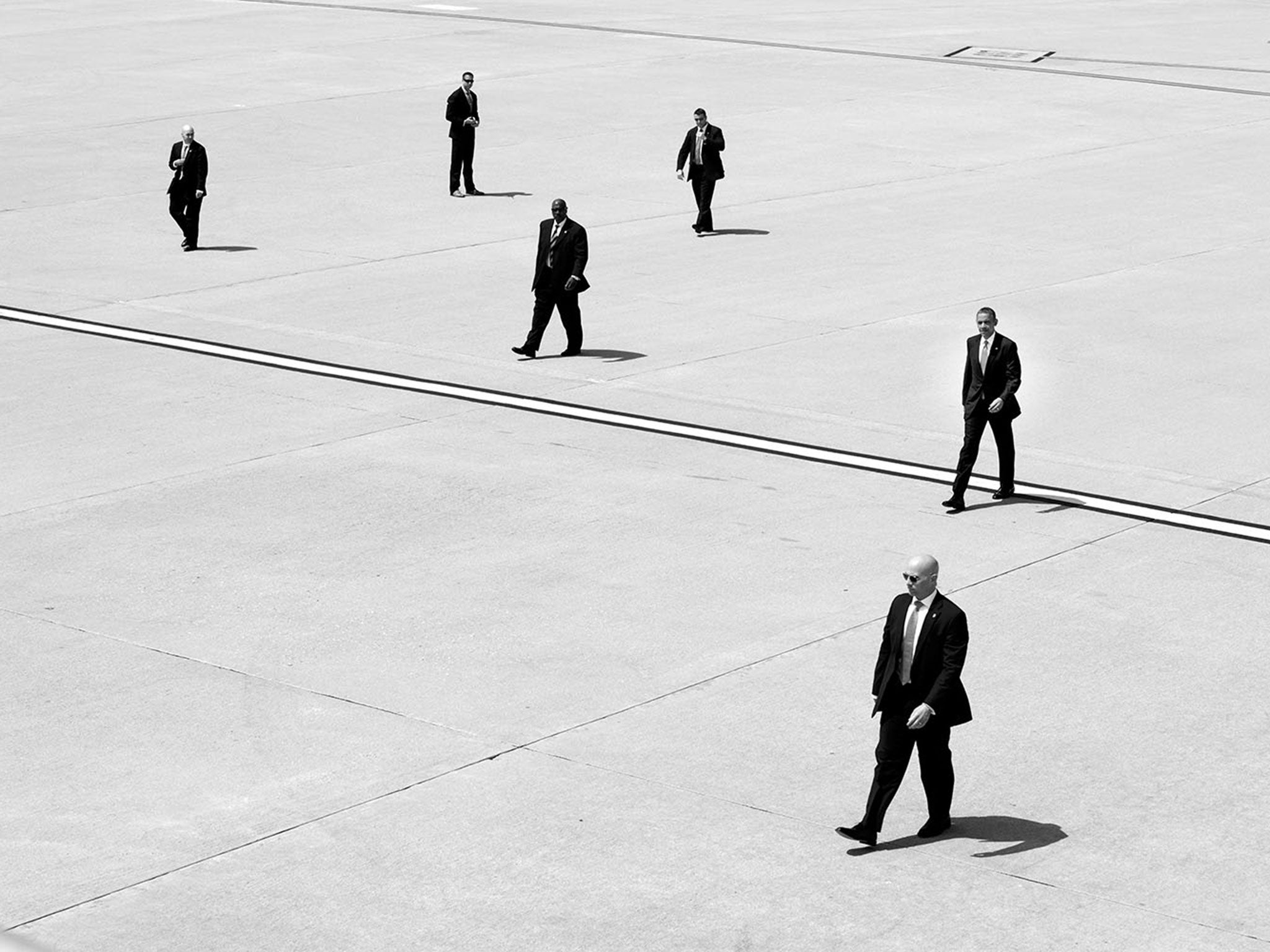 President Barack Obama walks with U.S. Secret Service agents to Air Force One at Los Angeles International Airport in Los Angeles, Calif., May 8, 2014.