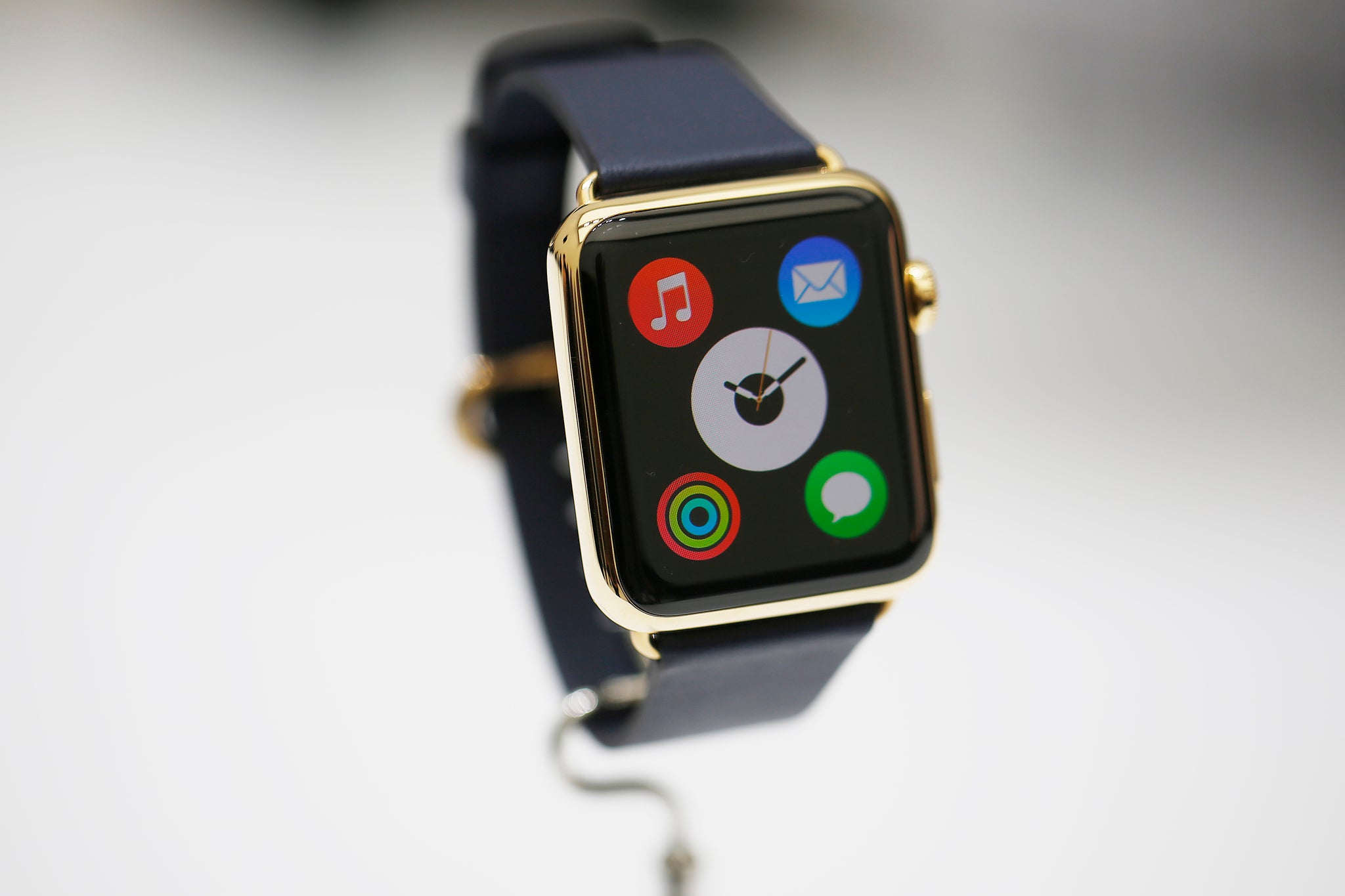 Apple Watch battery life will only last a single day confirms CEO