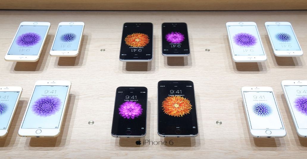 iPhones 6 and 6 Plus sit in an Apple Store
