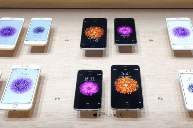iPhones 6 and 6 Plus sit in an Apple Store