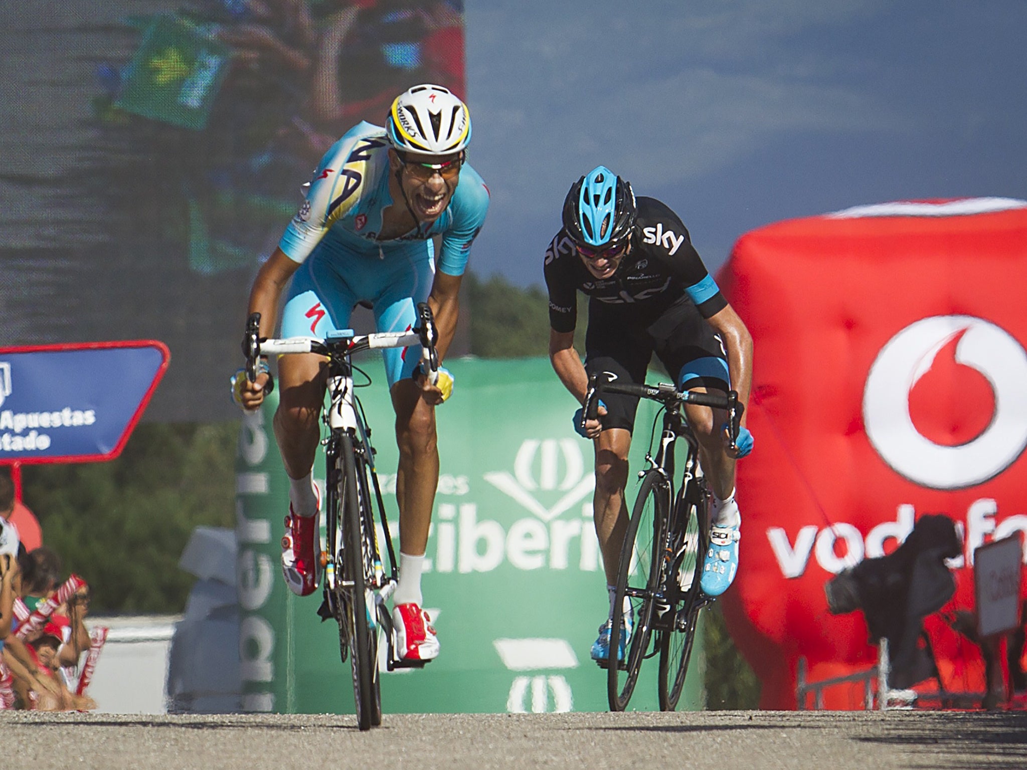 Chris Froome (right) is pipped for the stage win by Italy’s Fabio Aru at the top of Monte
Castrove yesterday