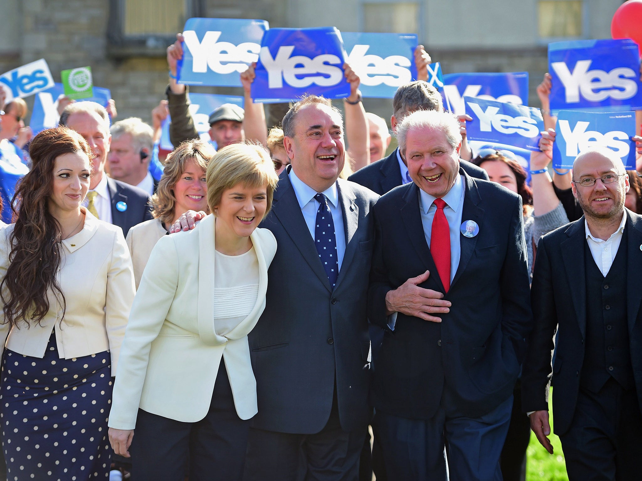 Jim Sillars (right), with Nicola Sturgeon and Alex Salmond in Edinburgh on Wednesday (Getty Images)