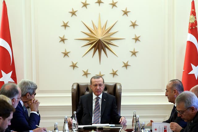 Turkish President Recep Tayyip Erdogan chairing a meeting with US Secretary of State John Kerry