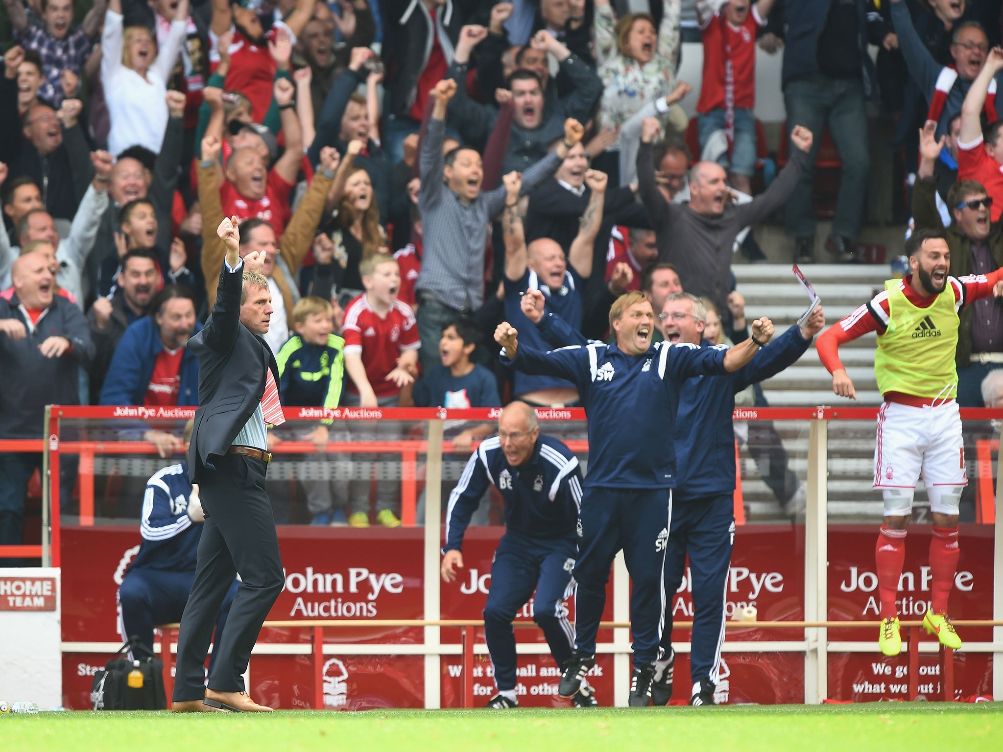 Nottingham Forest staff and substitutes celebrate Britt Assombalonga's goal against Derby