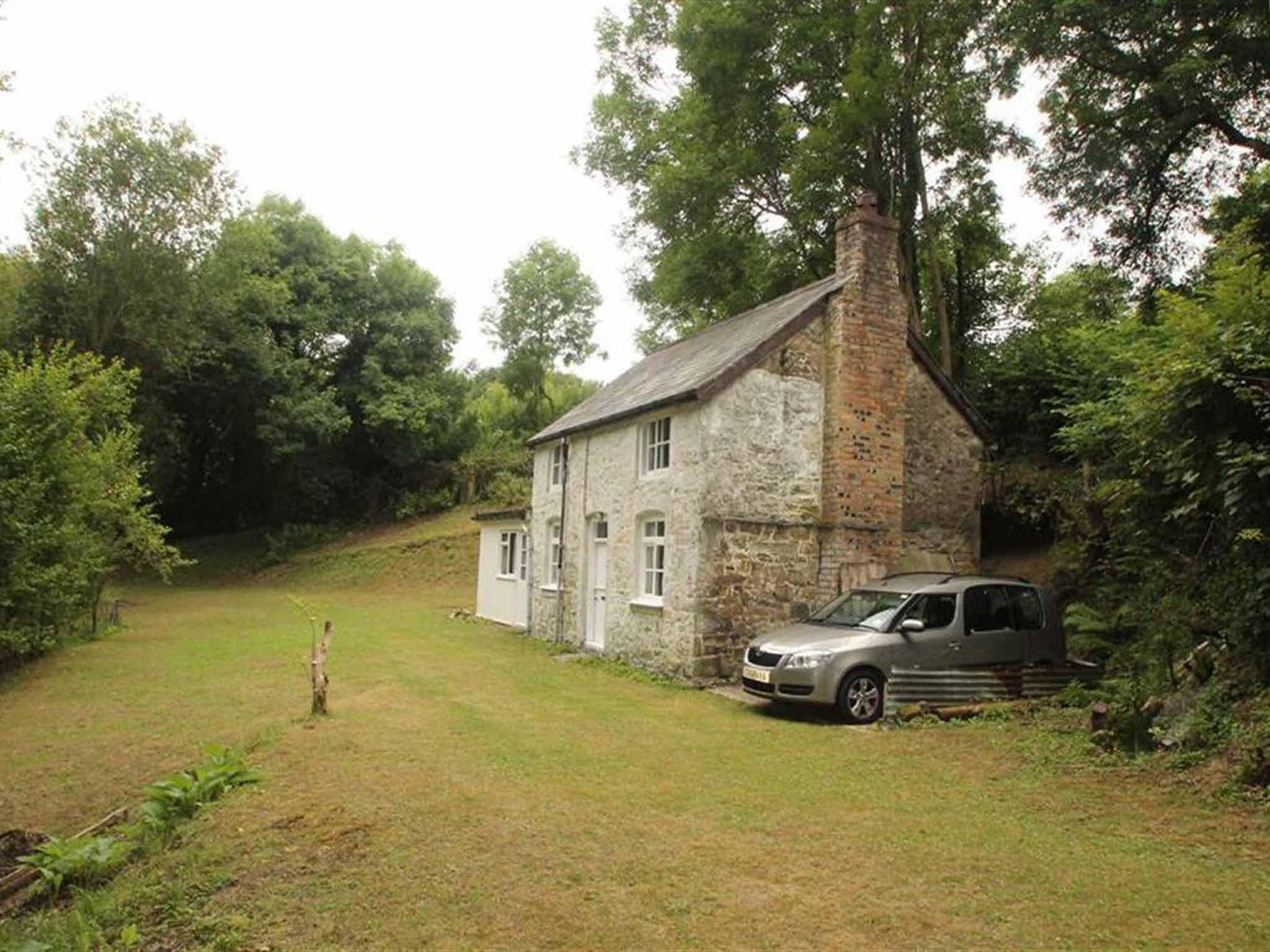 Two bedroom cottage for sale, Pen-Y-Garnedd, Llanrhaeadr Ym Mochnant, Oswestry SY10. On with Town & Country at £200,000
