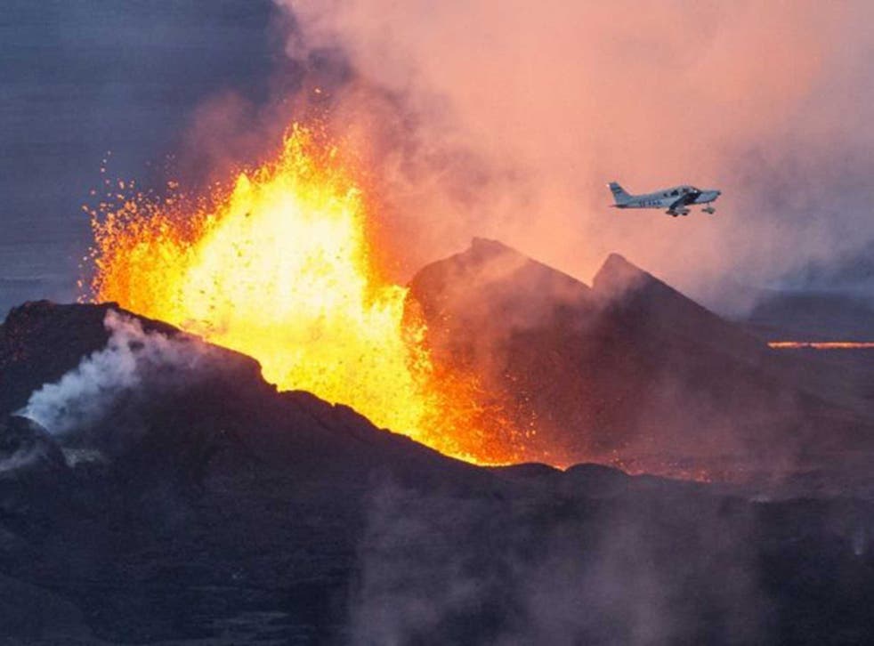 A plane flies close to the eruption of the Icelandic volcano