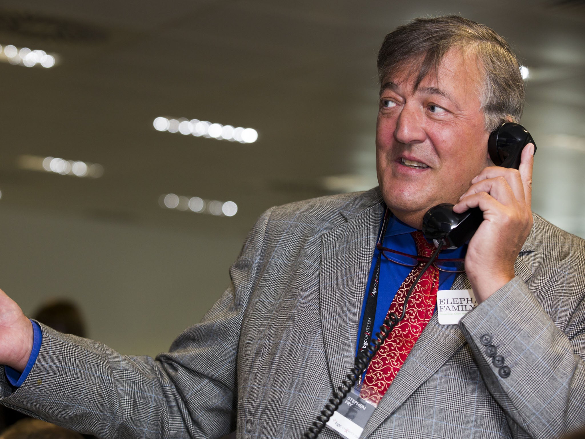 Stephen Fry, life-long Apple lover, reviews the iPhone 6