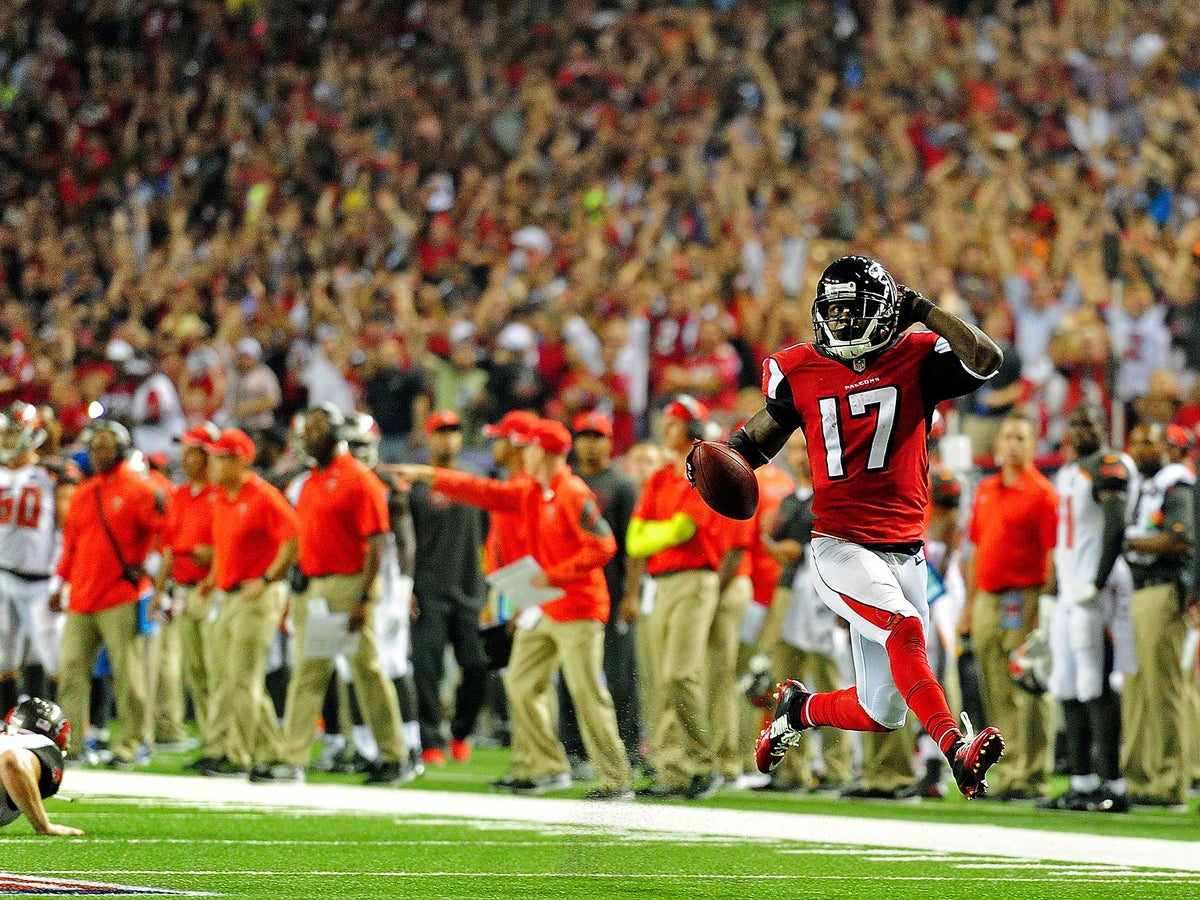 Atlanta Falcons wide receiver Devin Hester (17) looses control of