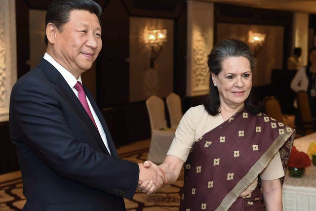 Chinese President Xi Jinping (L) shakes hands with Congress Party president Sonia Gandhi during a meeting in New Delhi on September 19, 2014.