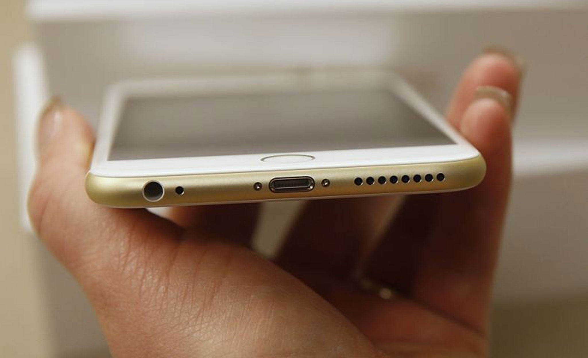 iPhone 6 users are complaining that the phones are trapping their hair and pulling it out