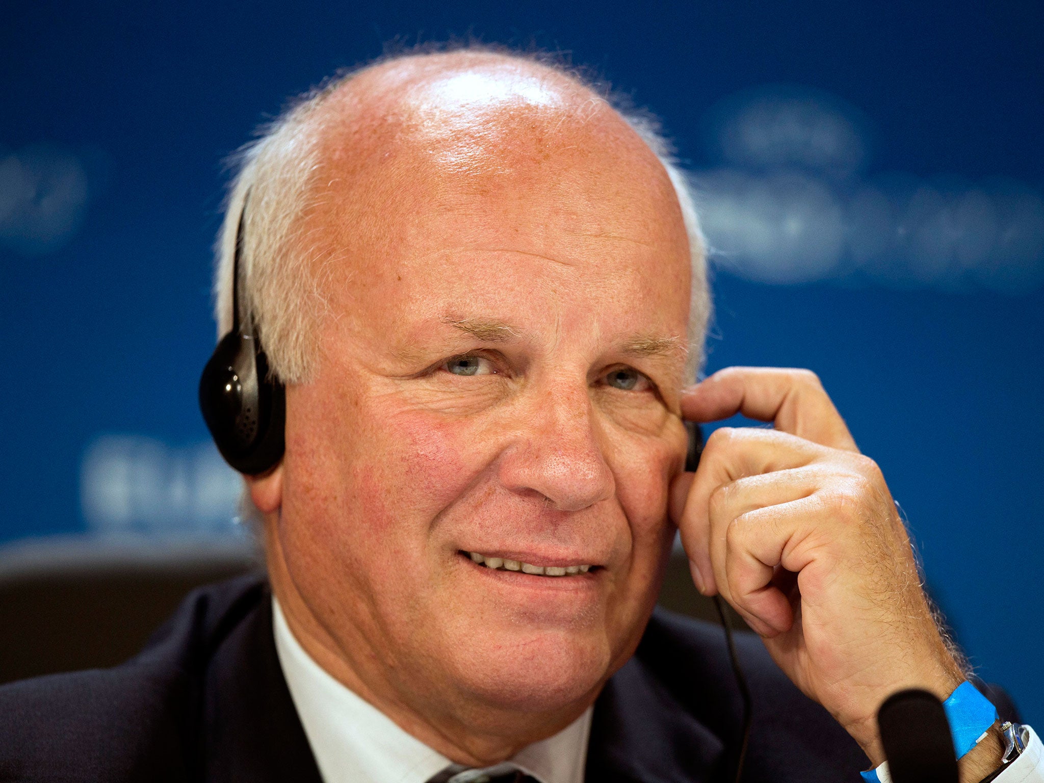 Greg Dyke insists he will not resign as Football Association chairman after receiving a watch worth more than £16,000 but has called for an end to the culture of gifts being given to football officials
