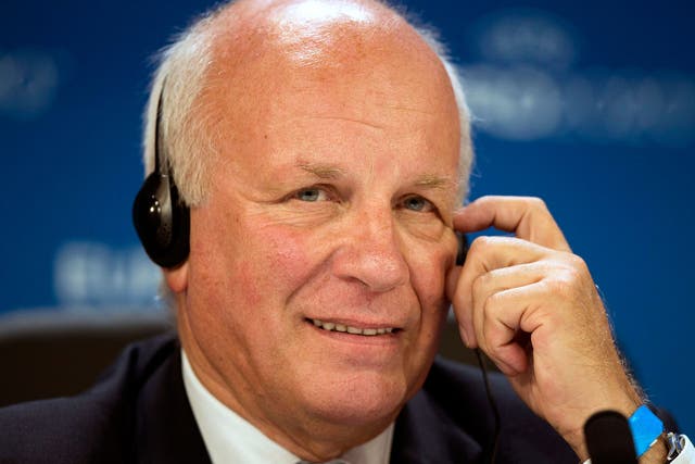 Greg Dyke insists he will not resign as Football Association chairman after receiving a watch worth more than £16,000 but has called for an end to the culture of gifts being given to football officials
