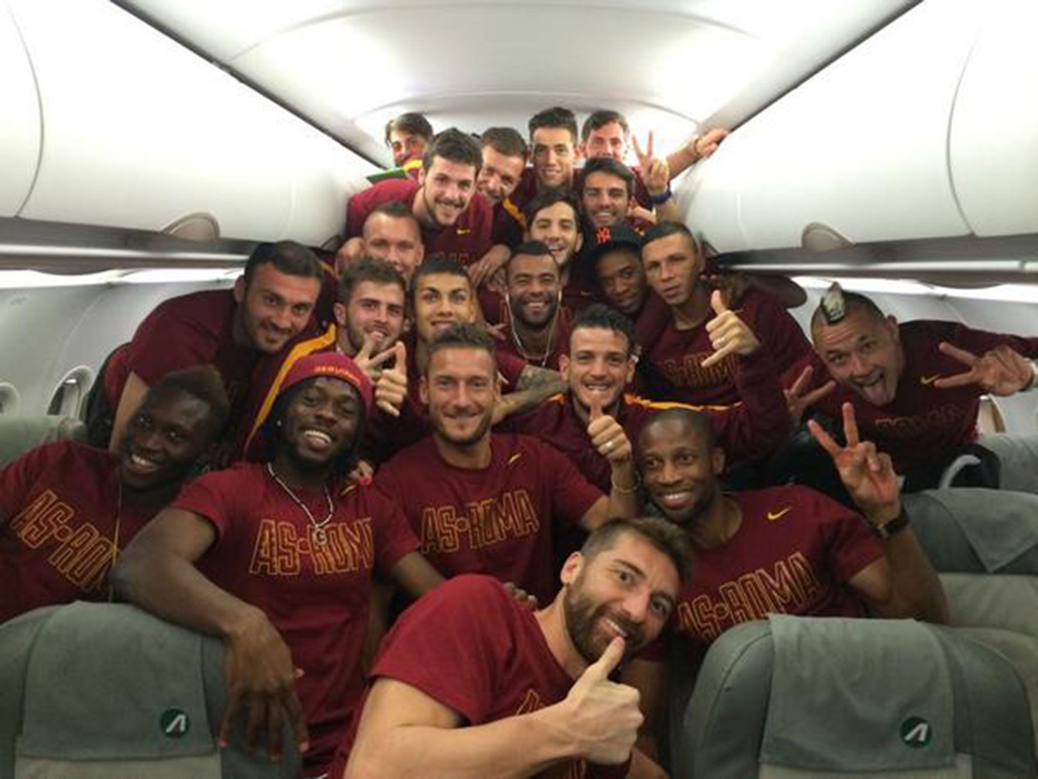 Ashley Cole (c) poses with his Roma team-mates