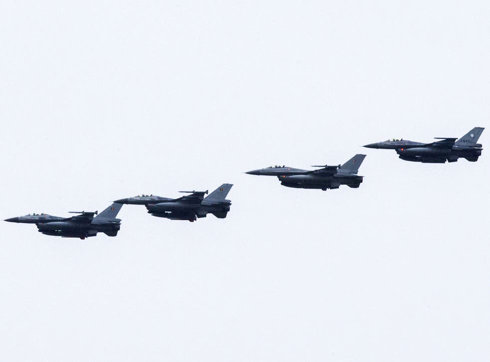 Dutch F-16 fighter bombers, similary to those been sent by Holland to Iraq. 