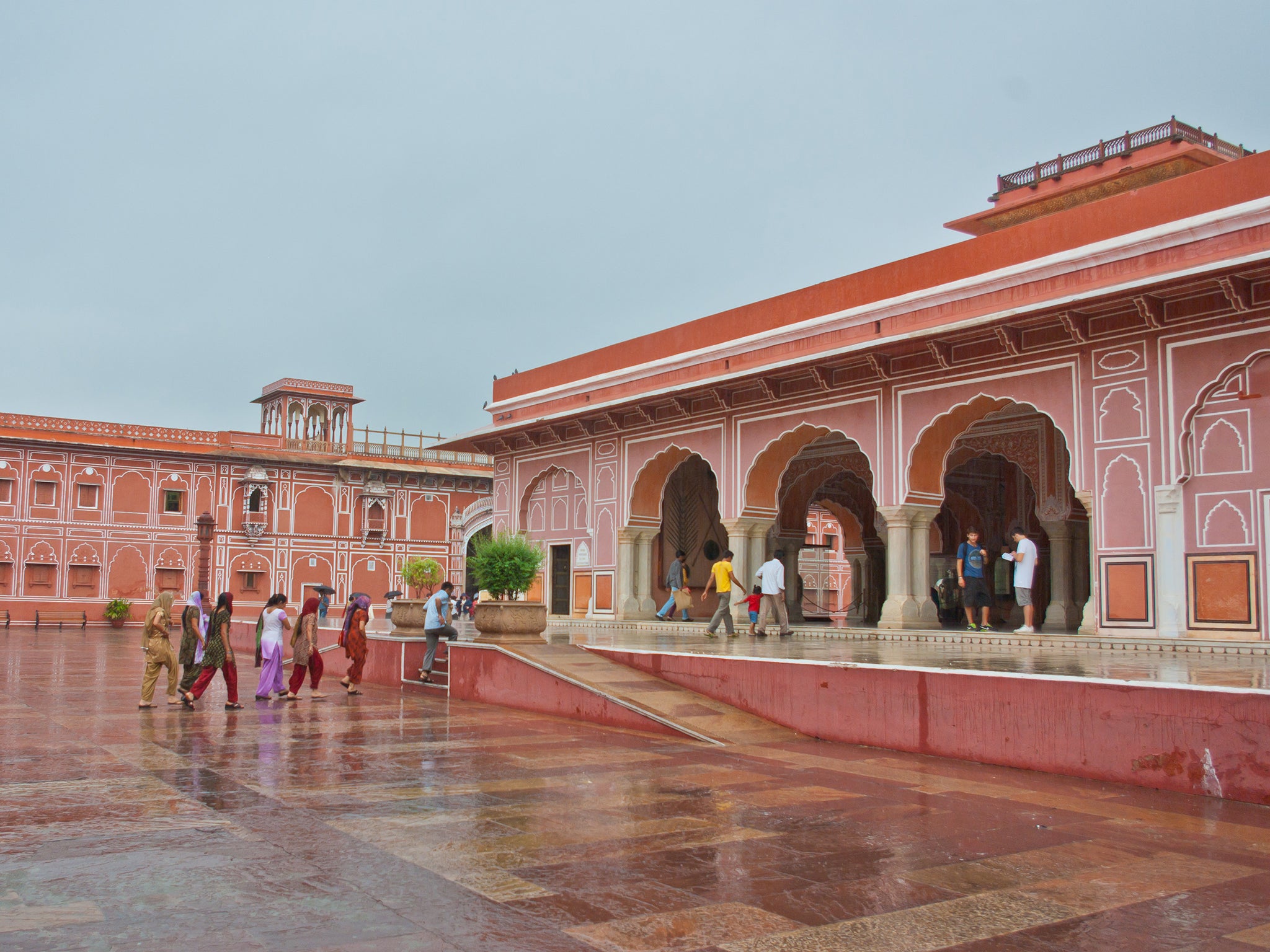 Fondly known as India’s Pink City, Jaipur will awaken all your senses. Feel like a Maharaja and relive the culture and regal history from bazaars to temples