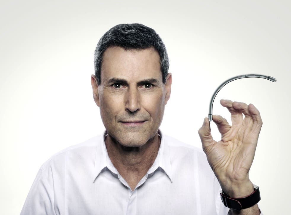 Uri Geller bends the iPhone 6 with his "mental force"