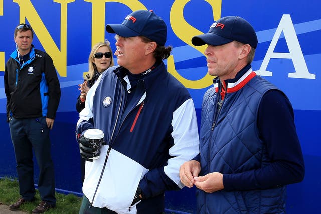 Phil Mickelson speaks with USA vice-captain Steve Stricker