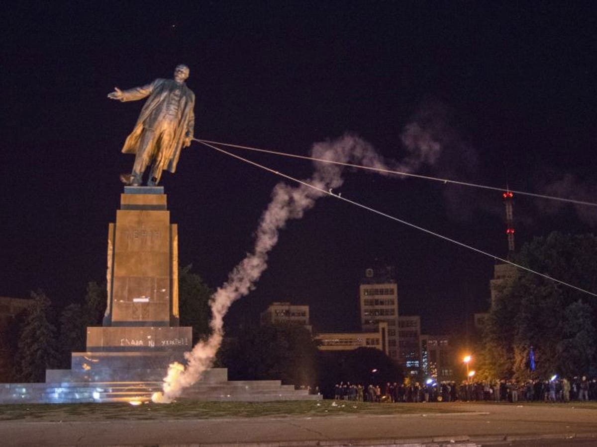Video Lenin statue torn down in Ukraine The Independent The Independent