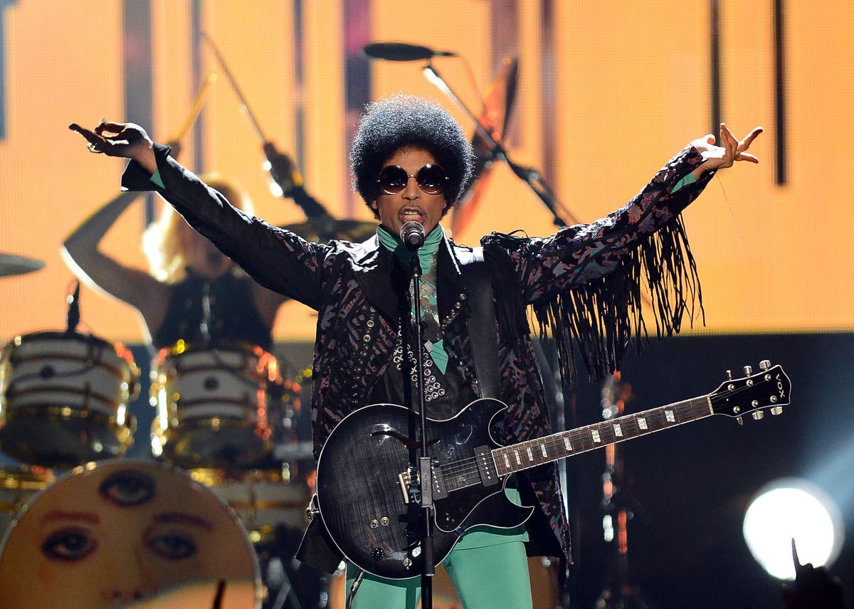 Prince to make history with eightminute jam on Saturday Night Live
