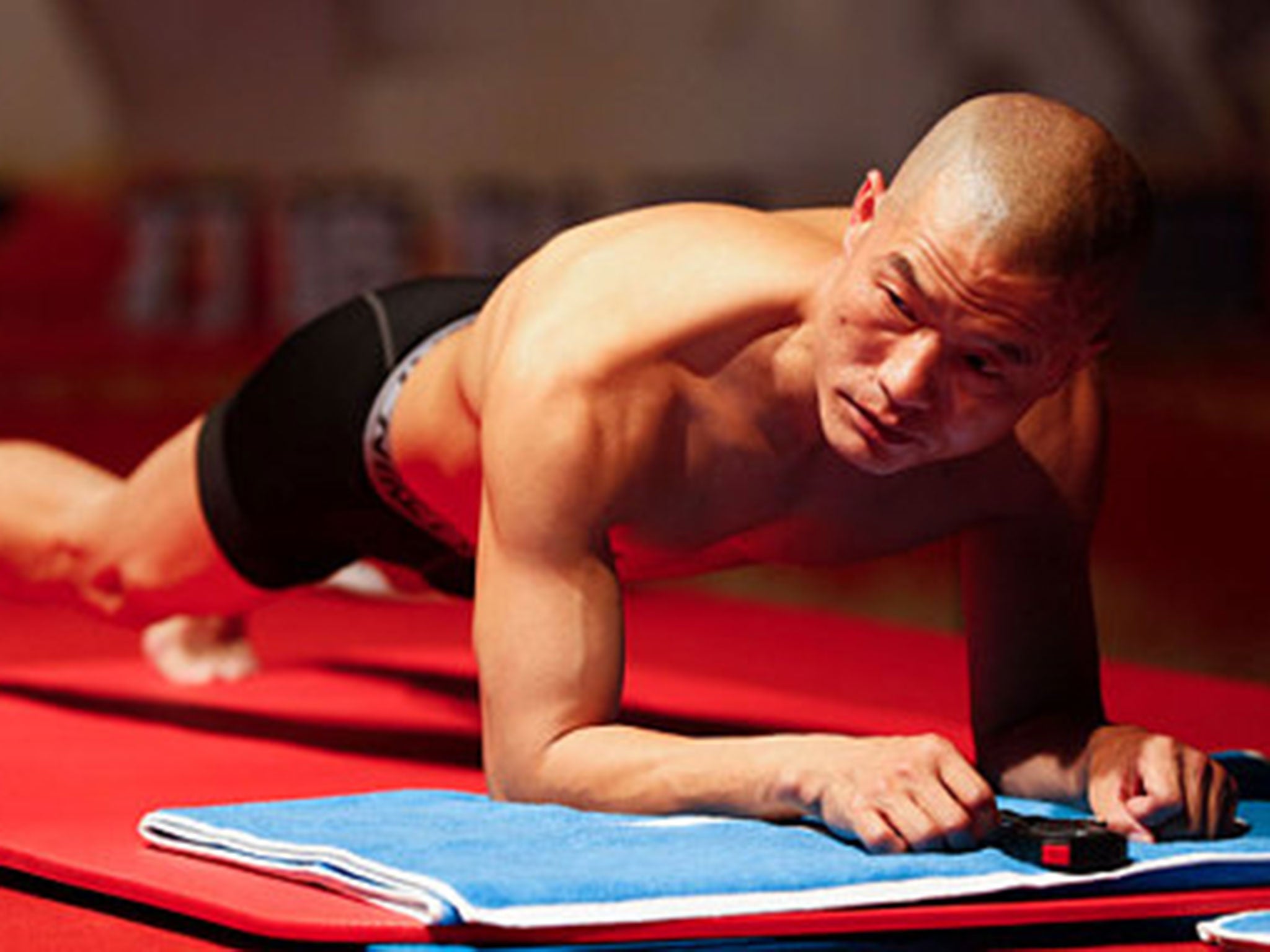 Weidong holds plank for over four hours