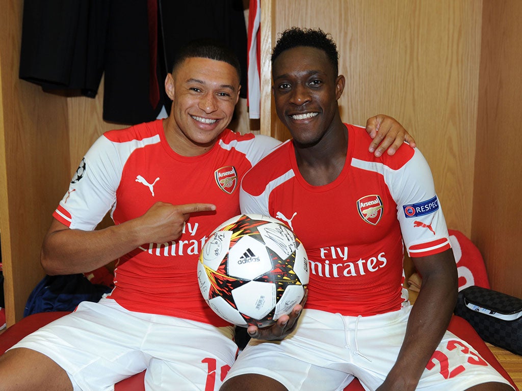 Alex Oxlade-Chamberlain and Danny Welbeck pose with the match ball