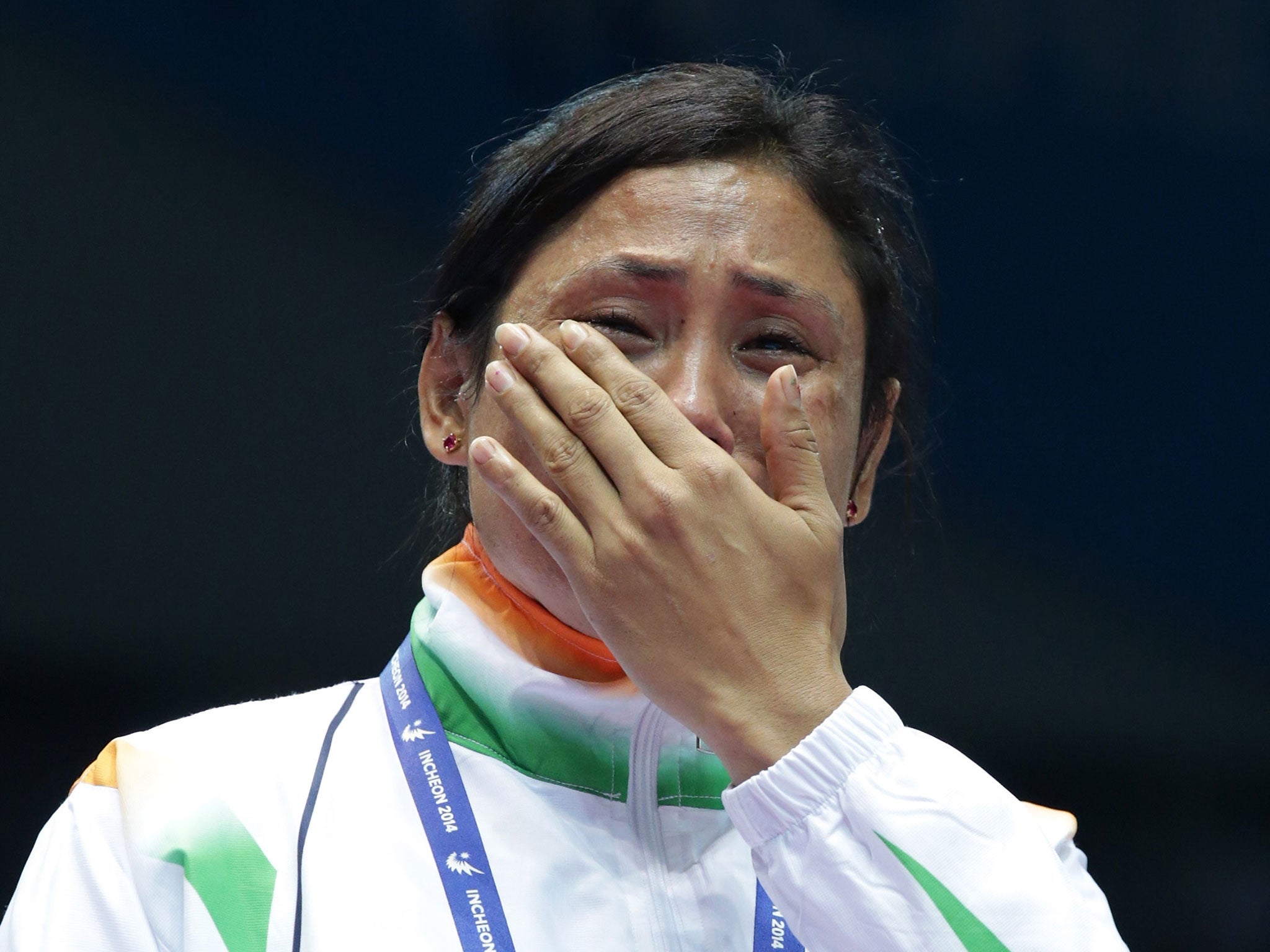 L Sarita Devi of India cries after she refused her bronze medal
