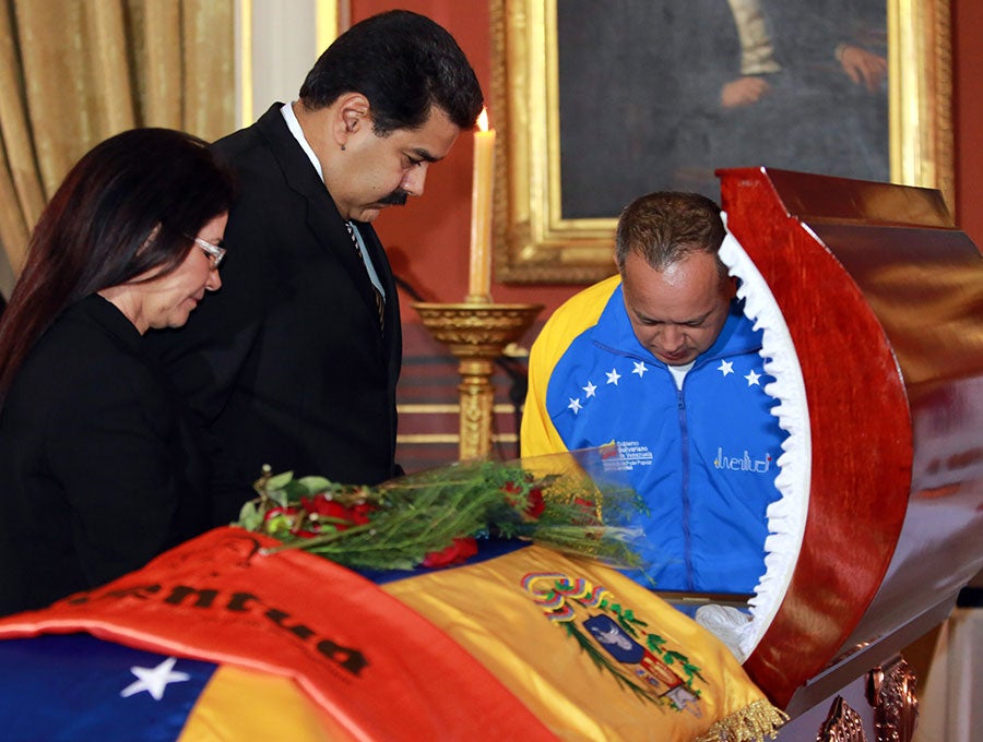 Venezuelan President Nicolas Maduro (C), First Lady Cilia Flores (L) and President of the National Assembly Diosdado Cabello (R) stand before the coffin of Robert Serra