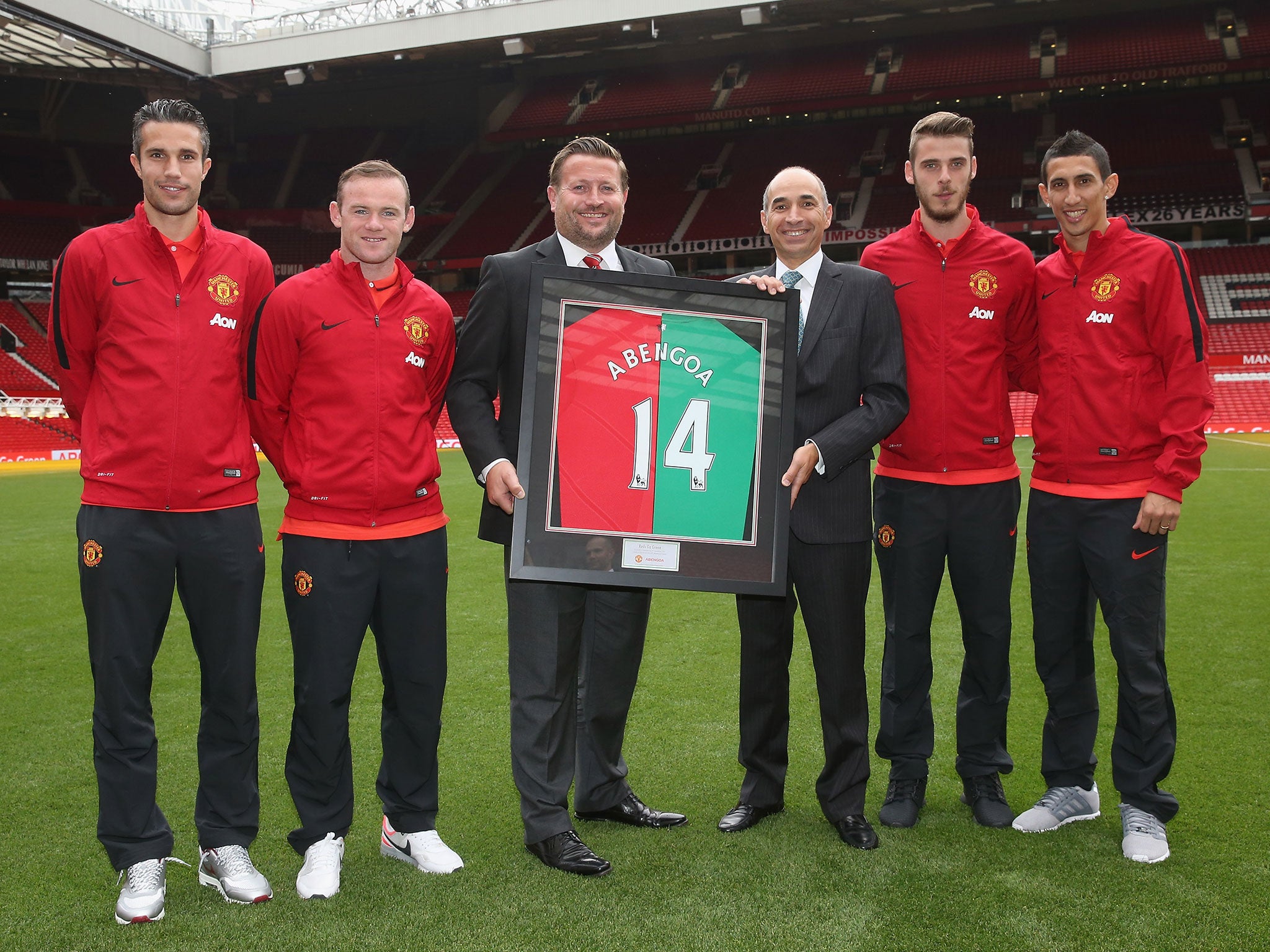 Robin van Persie, Wayne Rooney, Group Managing Director Richard Arnold, David de Gea and Angel di Maria of Manchester United