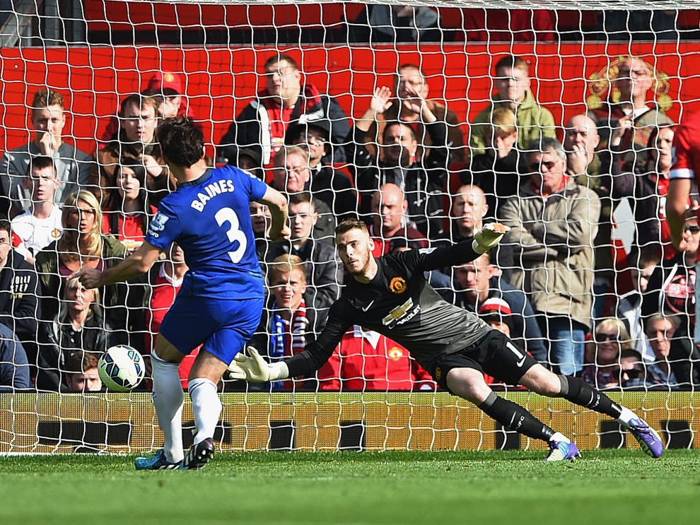 Manchester United vs Everton: Leighton Baines misses first penalty of