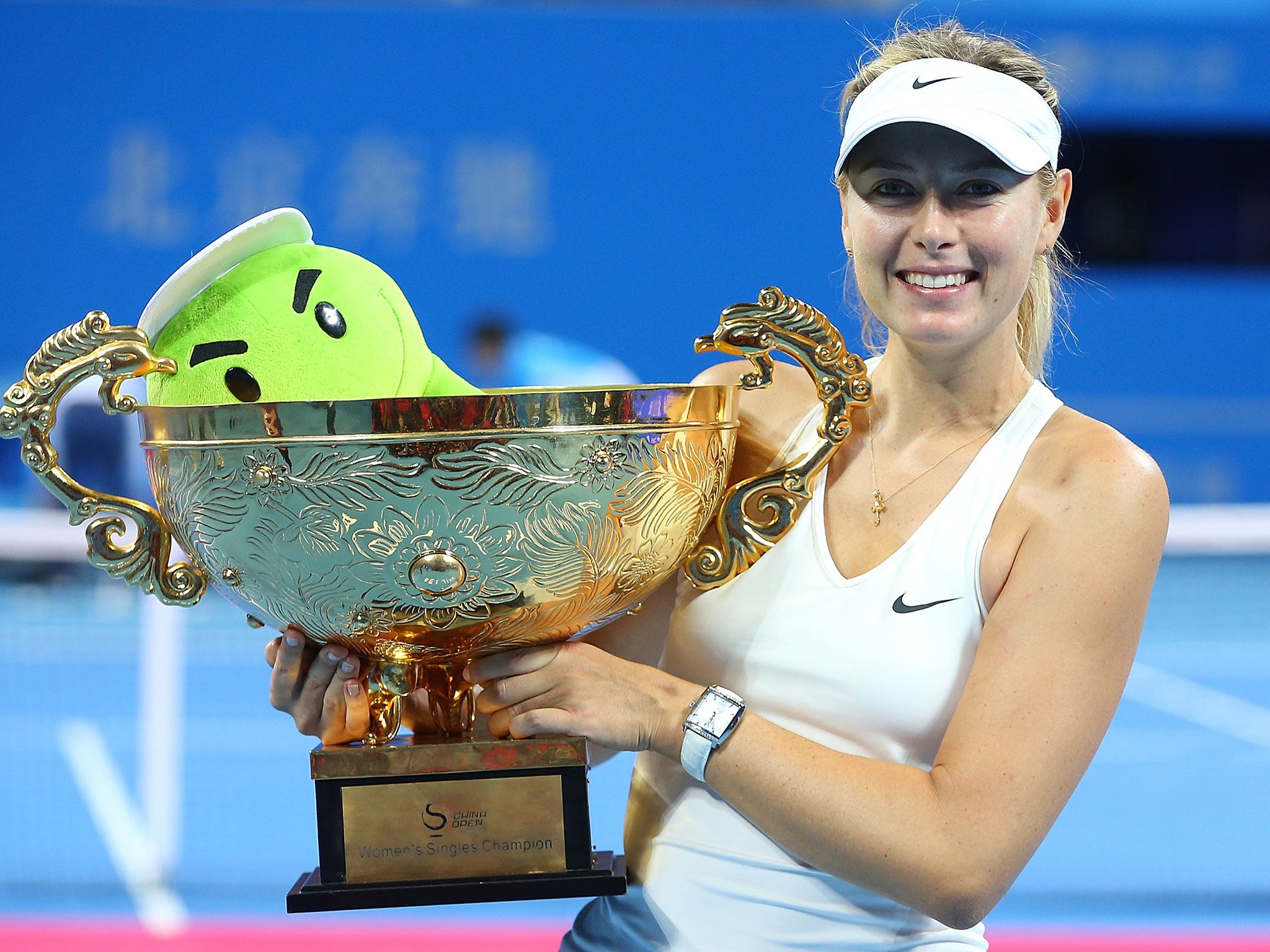 Maria Sharapova holds her China Open title