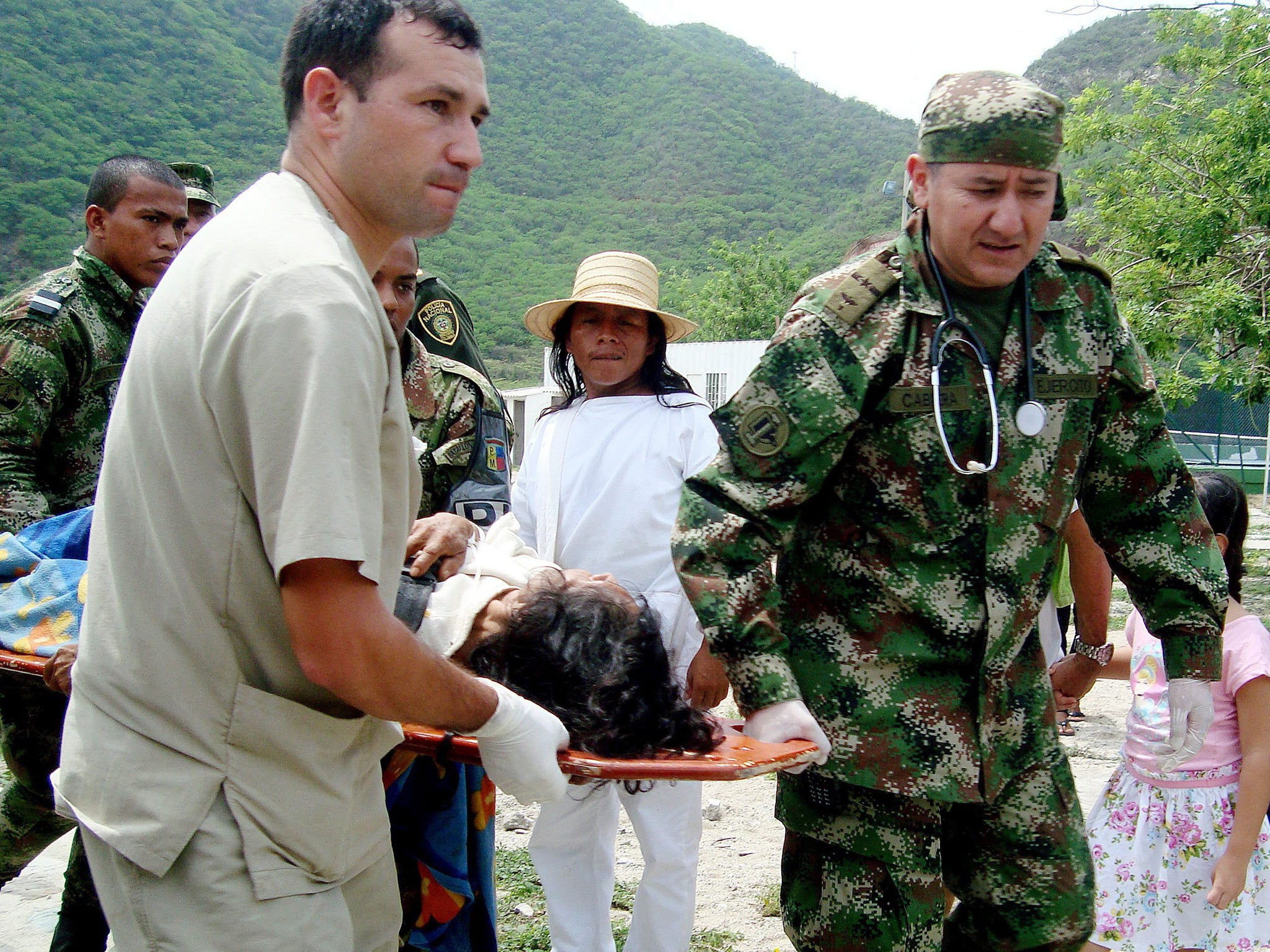 Colombian soldiers pick indigenous up in a helicopter to take them to receive medical treatment in Santa Marta. Eleven indigenous from the Wiwa ethnic group died after being hit by lightning as they performed a ceremony on a mountain of the Sierra Nevada