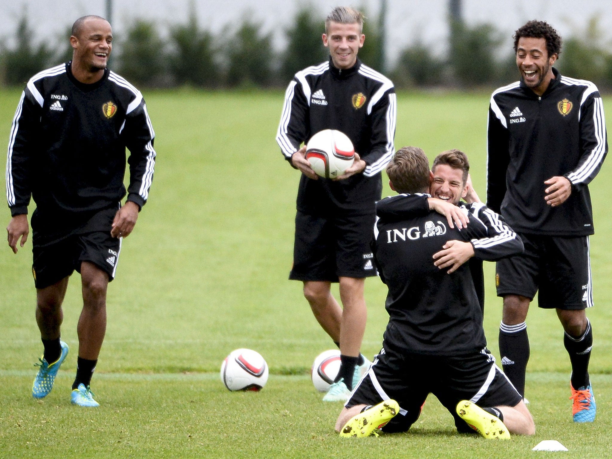 Vincent Kompany (l) trains with his Belgium team-mates