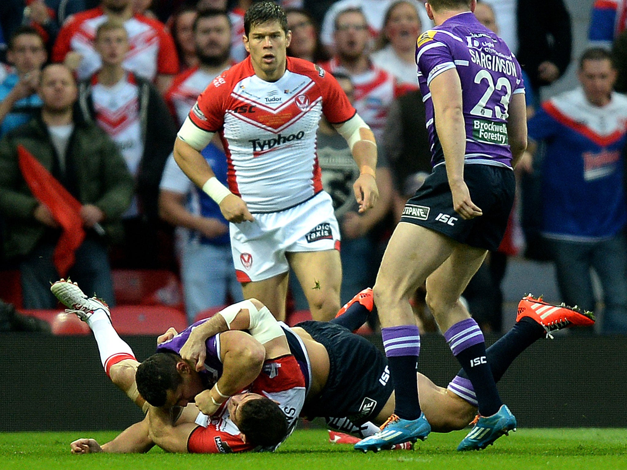 Ben Flower fights with Paul Wellens during the Super League Grand Final