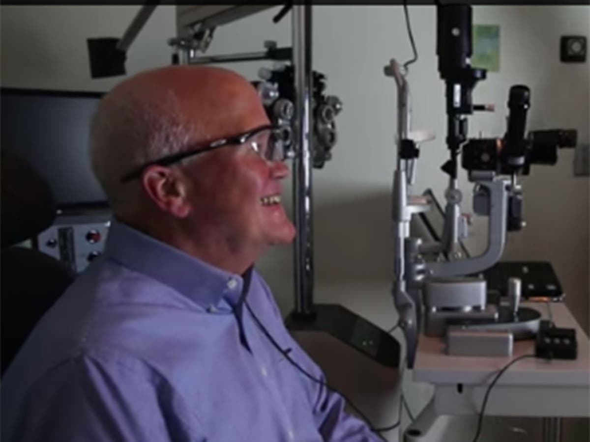 Video: Man with bionic eye sees for first time in 33 years | The ...