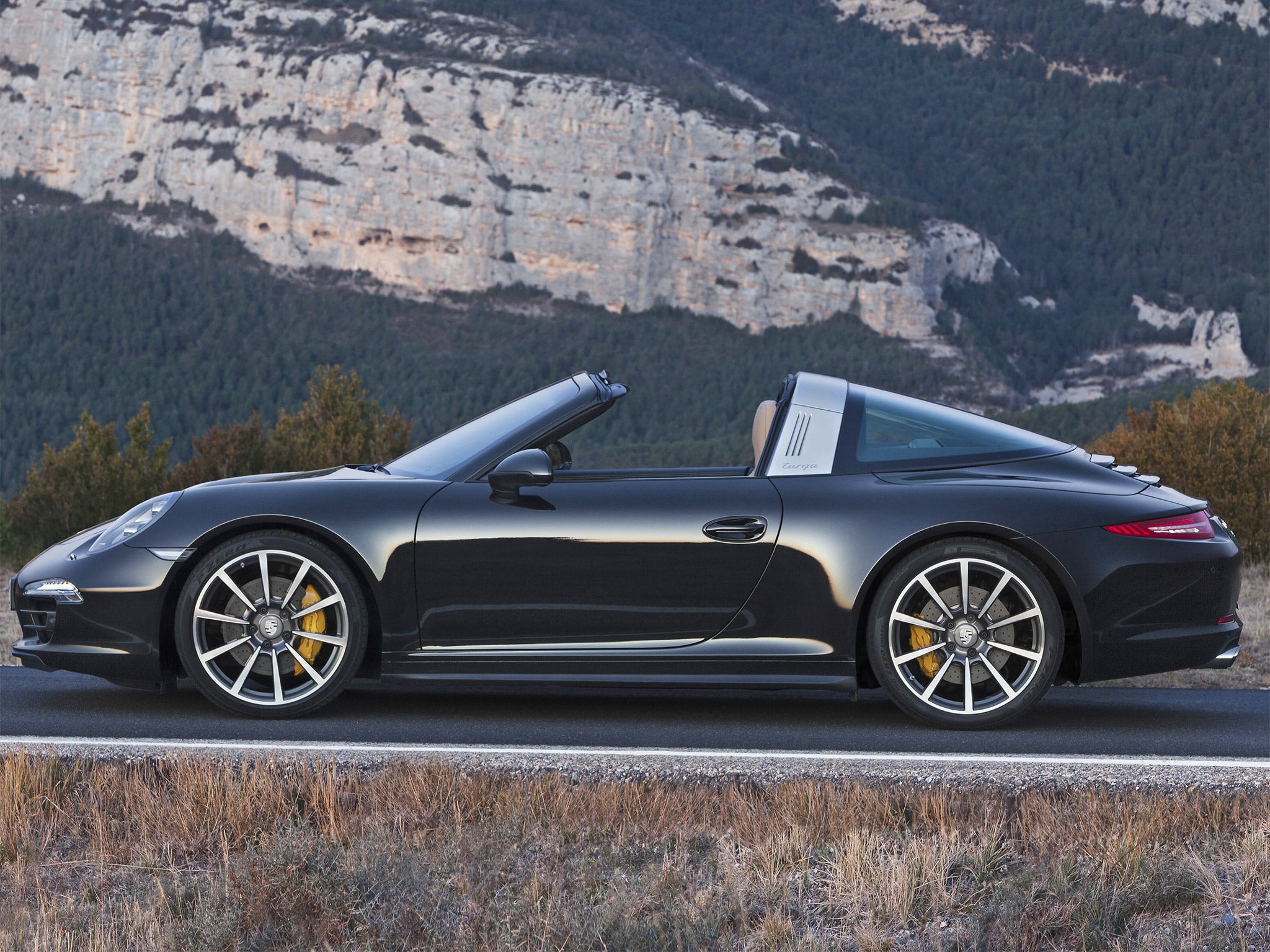 Flashy beast: the new Porsche 911 Targa