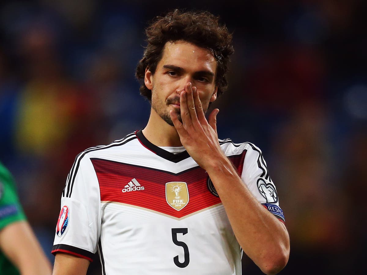 Mats HUMMELS (DO) gives away his jersey after the game, soccer 1st  Bundesliga, 29th matchday, Stock Photo, Picture And Rights Managed Image.  Pic. PAH-405454957