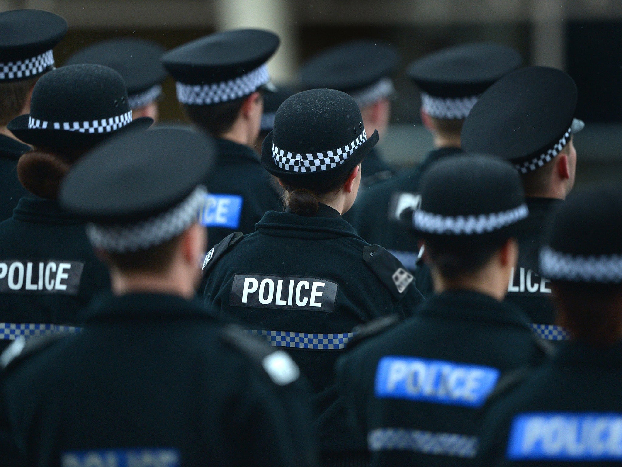 Criminals would be awaiting police raids with the kettle on after tip-offs from corrupt officers, a 2003 report said