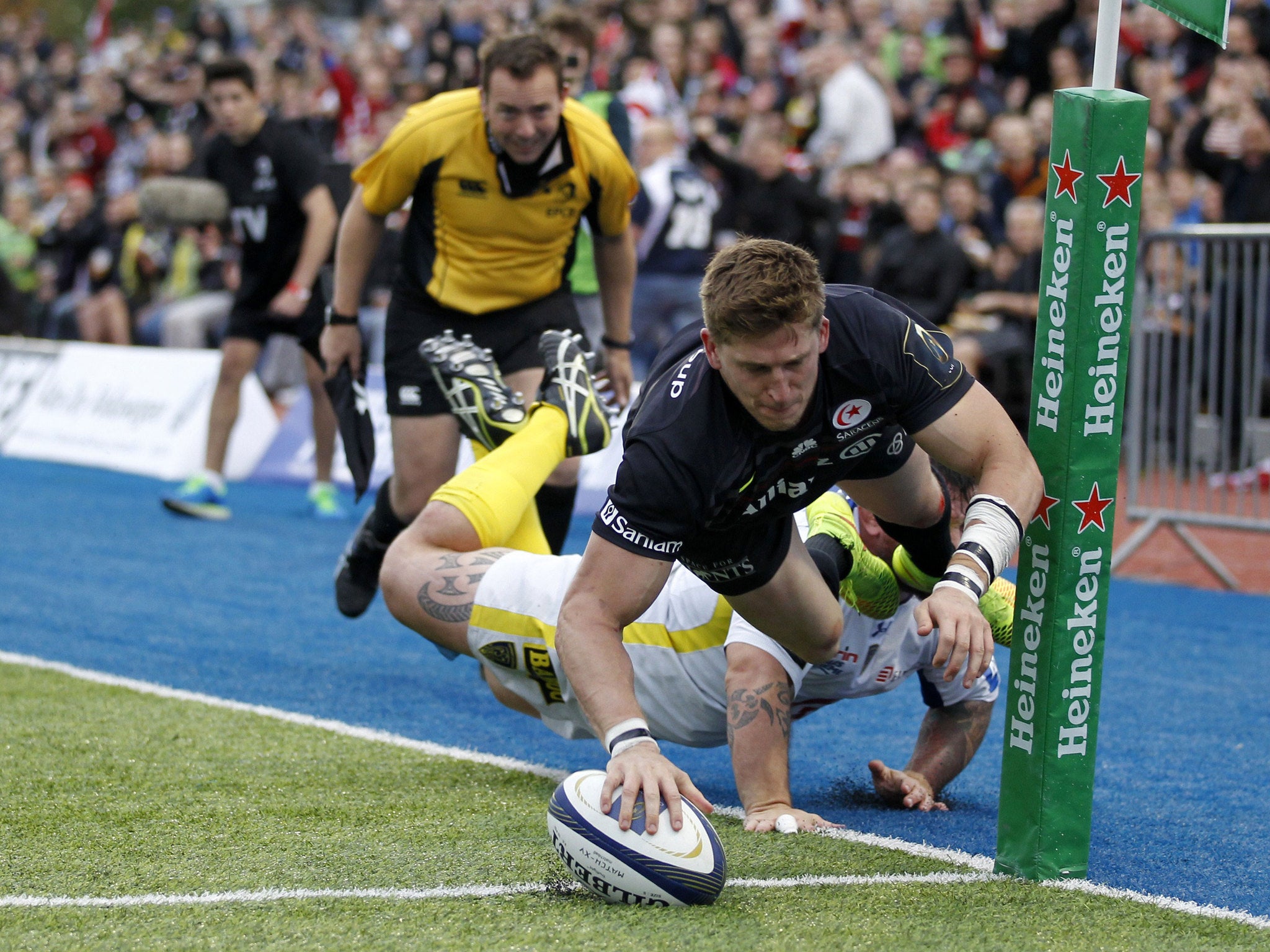 David Strettle scores a try for Saracens