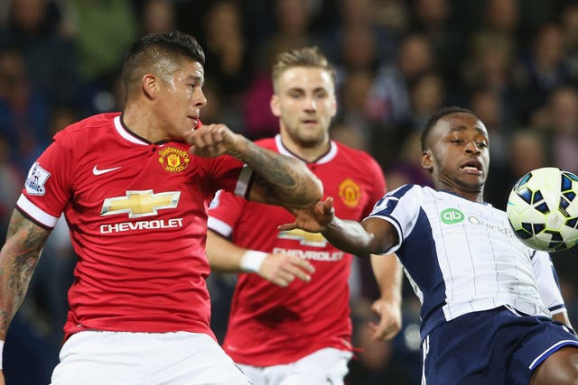 Marcos Rojo competes for the ball with Berahino 